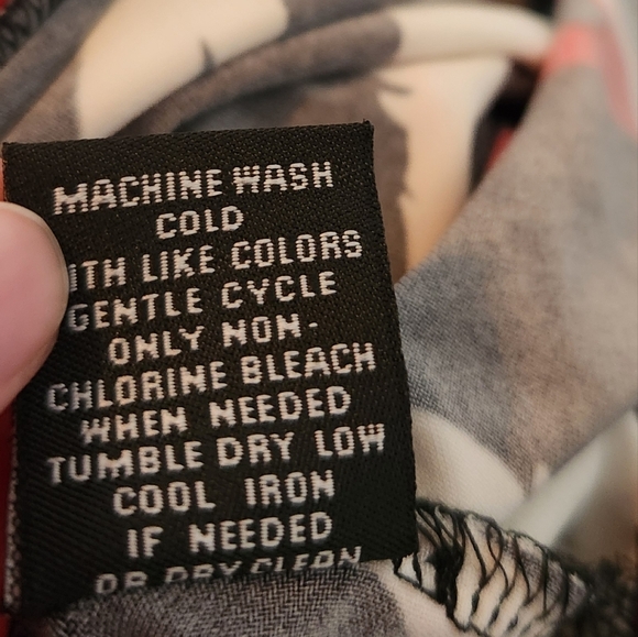 Premise Sharkbite Print Top/ Blouse Size Small - Picture 14 of 14